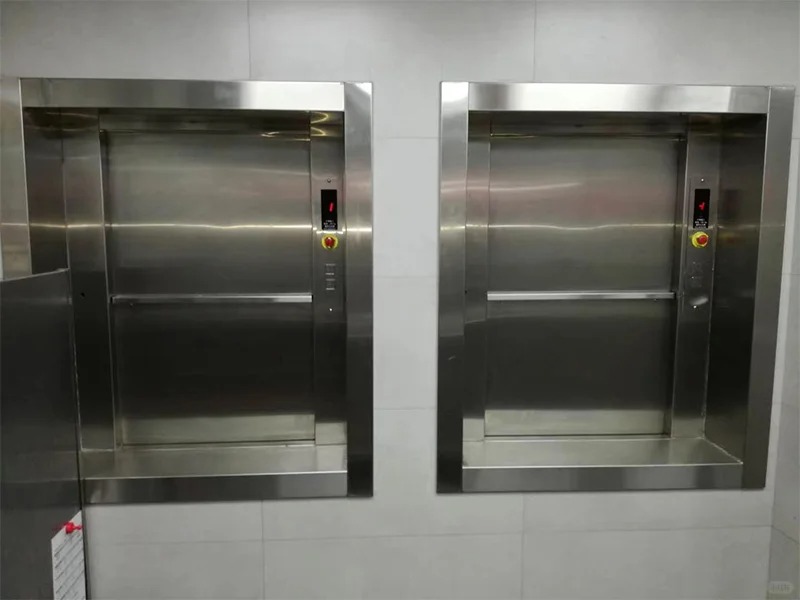 Quais são as precauções para o uso de elevadores de catering?
