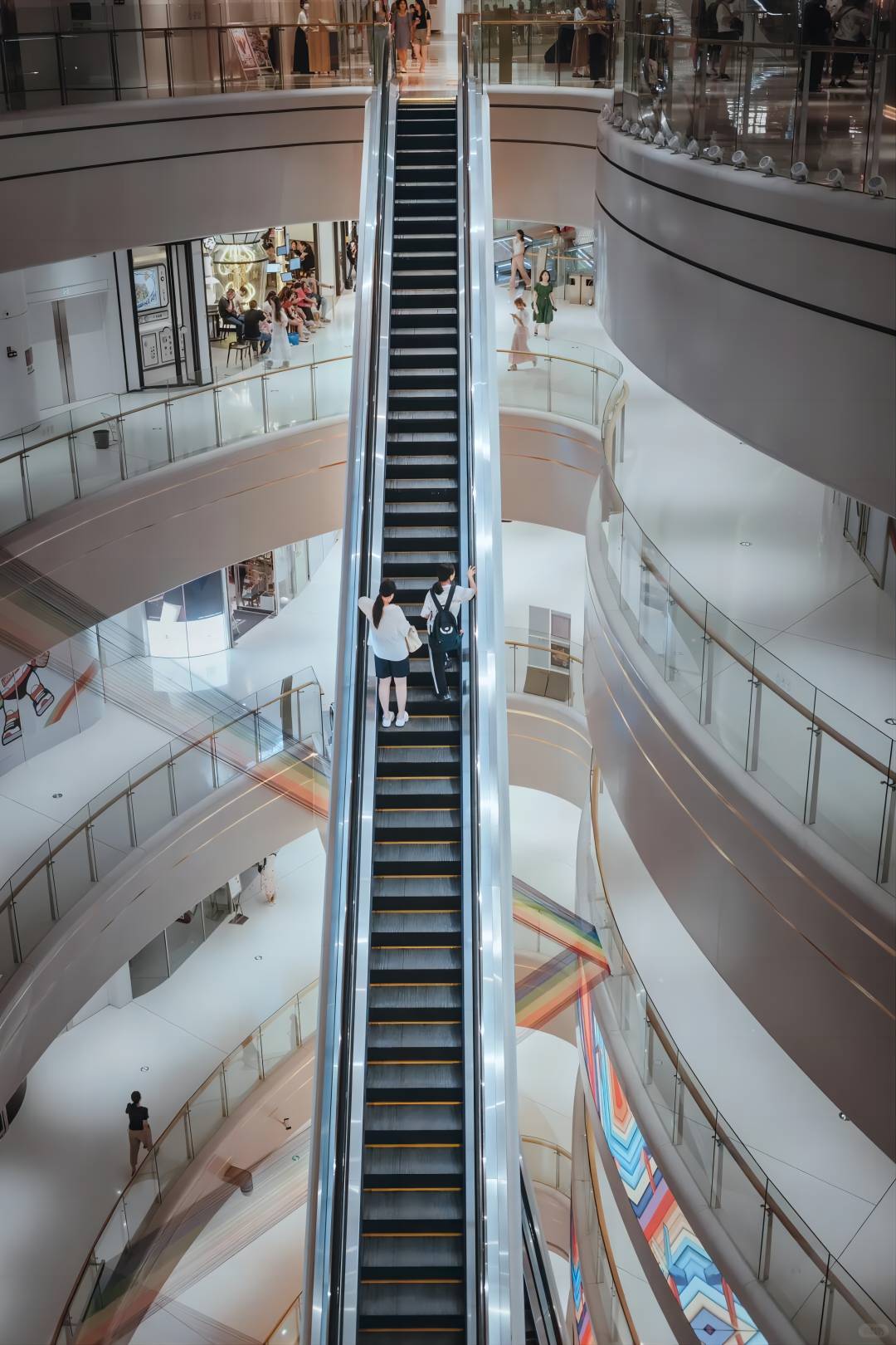 O que devo fazer se tiver um acidente ao andar na escada rolante do shopping?